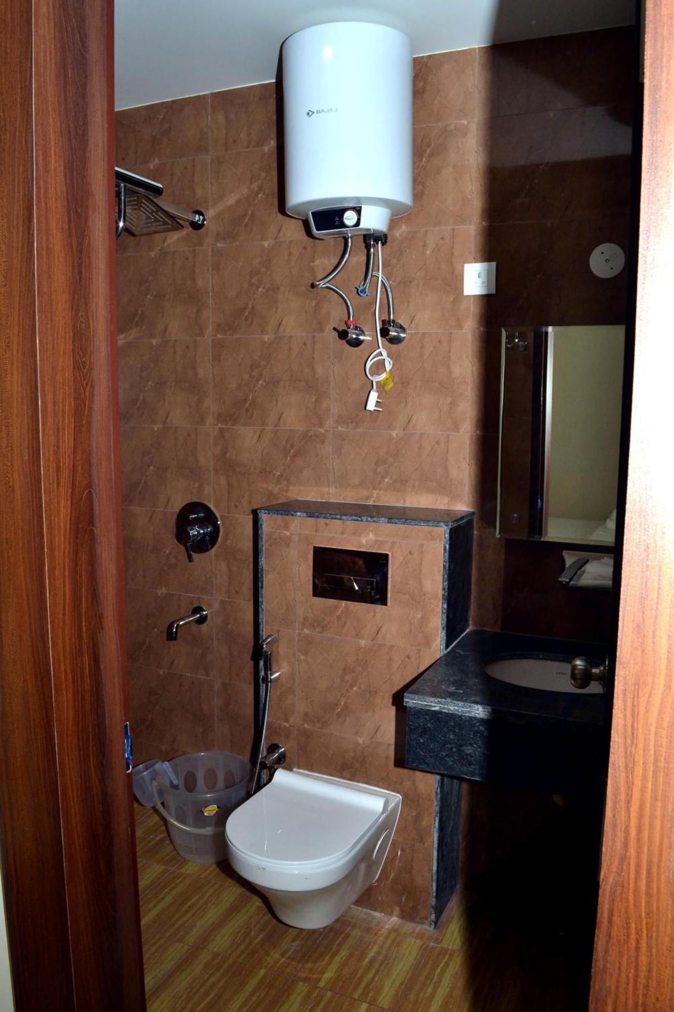 Hotel Shiva International Near By Igi Airport 뉴델리 외부 사진