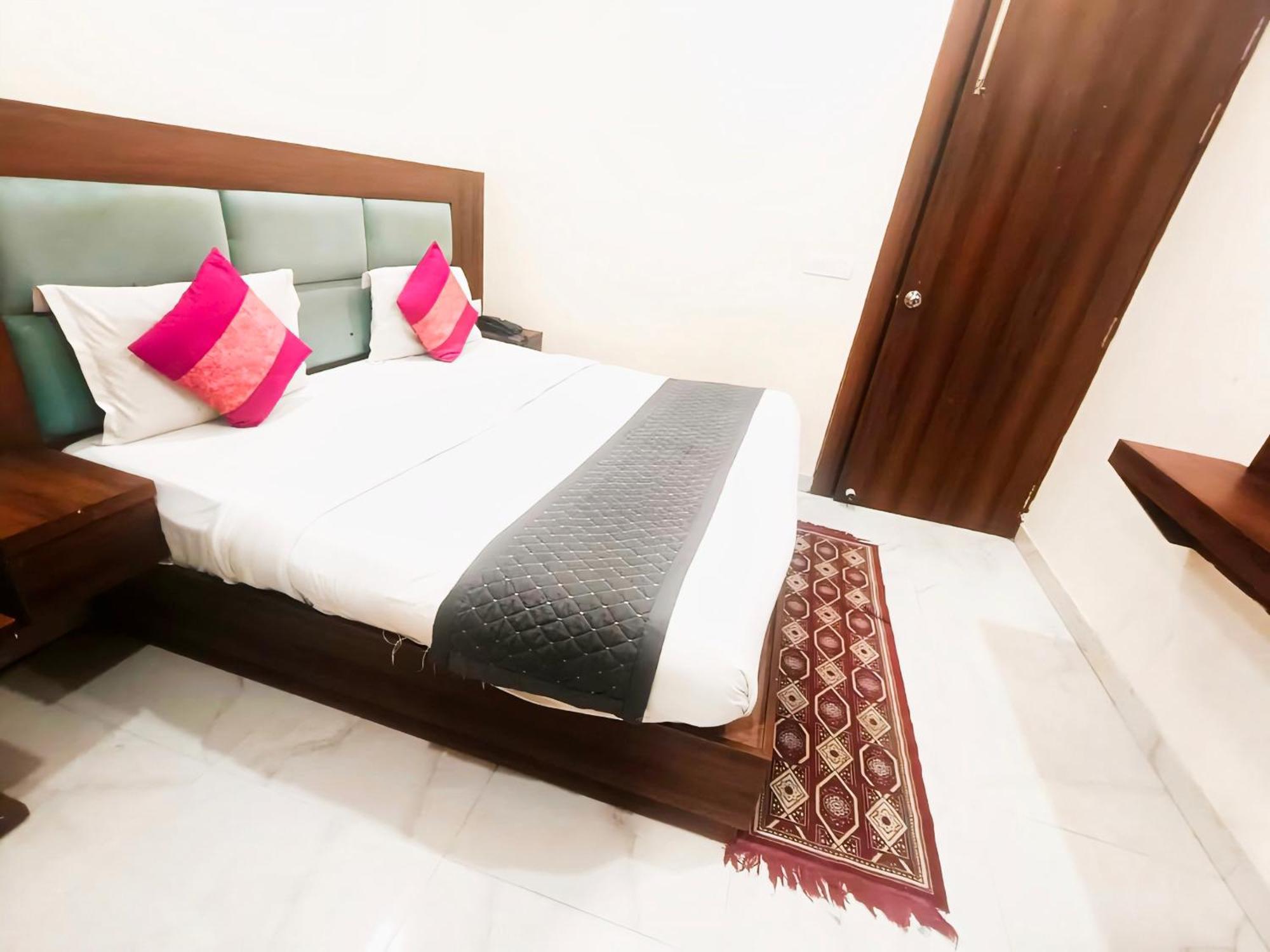 Hotel Shiva International Near By Igi Airport 뉴델리 외부 사진